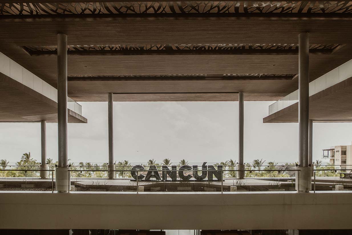 Destination-Wedding-Mhia-and-Mitchell-Hotel-Royalton-Riviera-Cancun-024